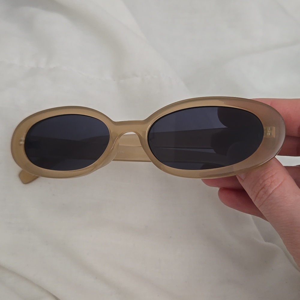 Oval Beige Sunglasses As Seen On Gigi Hadid Y2K Supermodel Festival New As Is - Picture 4 of 15